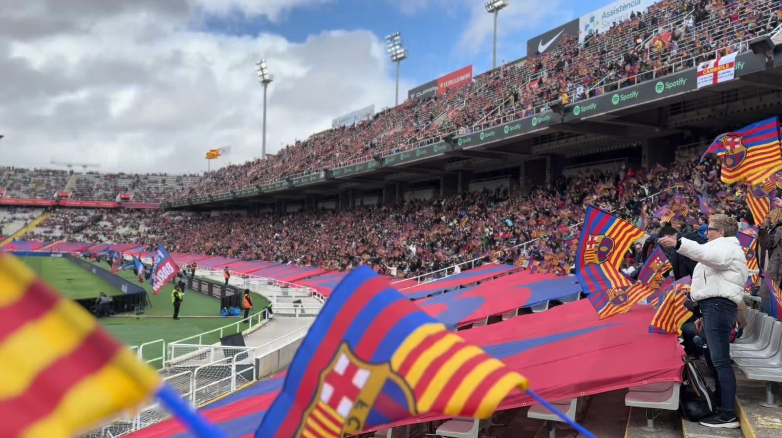 Action from behind the goal at Estadi Johan Cruyff