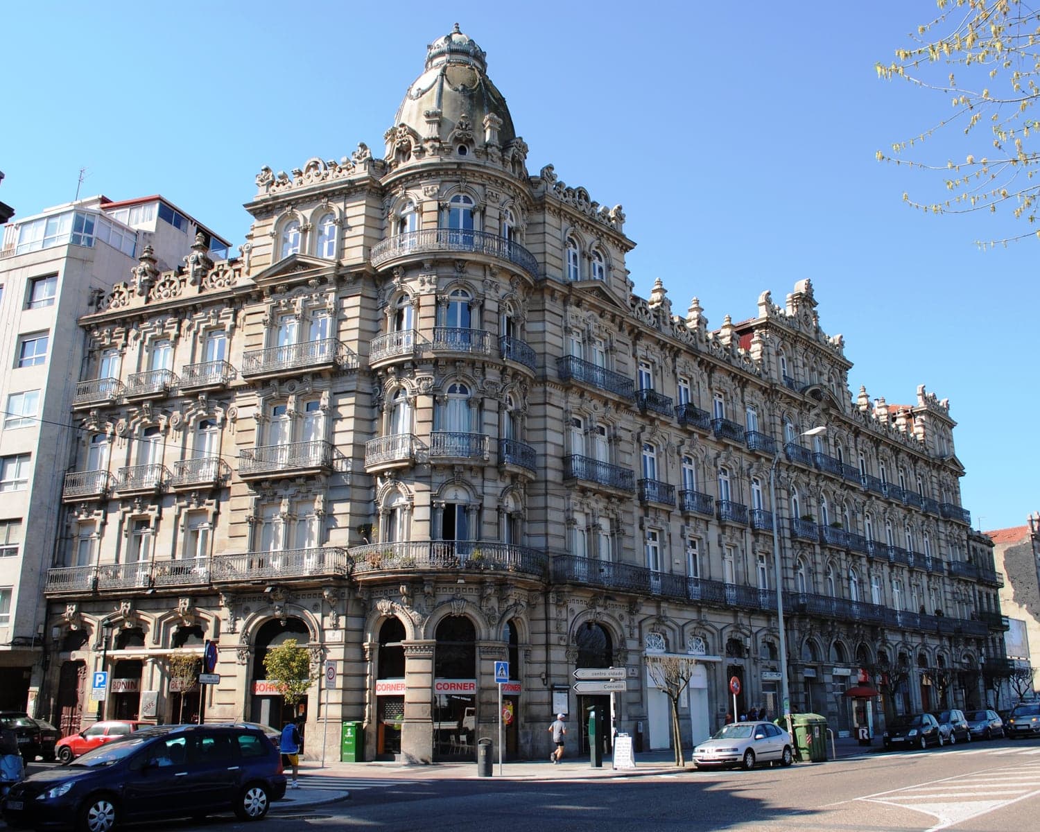 “Vigo, Edificio Bonín.JPG” by HombreDHojalata, via Wikimedia Commons, licensed under CC BY-SA 3.0.